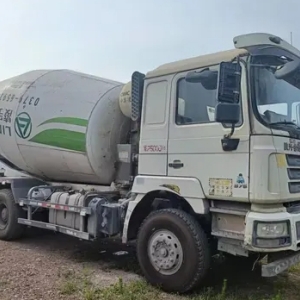 19 年德龙凌宇搅拌运输车，大 14 方却可拉 16 方。性能卓越，品质可靠